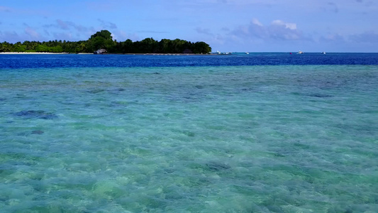 利用蓝水和白沙背景的蓝水航行的外来环礁湖海滨视频