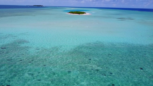 透明海洋和白色沙滩背景的海底海滨海滩假日的无人驾驶视频