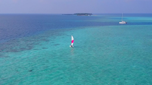 豪华环礁湖海滩航行的空中无人驾驶飞机旅行蓝海和白沙视频