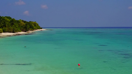 由白沙背景的绿松石环礁湖经海边海滩旅行视频