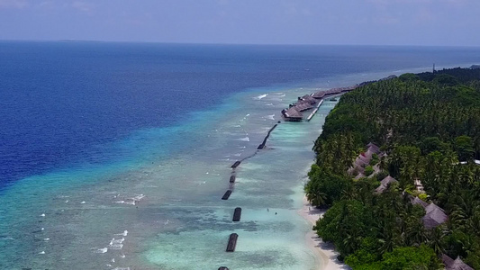 白沙背景透明海洋热带海滨海滩时间的空中无人机海景视频