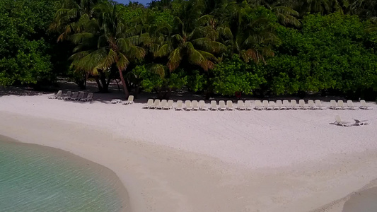 热带海滨海滩度假的海洋景象蓝绿色有清洁沙土背景的海洋视频