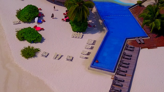 白沙背景蓝绿色海洋海洋度假村海滩度假的空中旅行视频