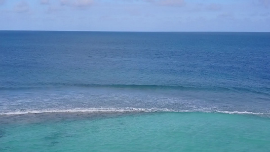 以绿海和白沙滩为背景的热带海湾海滩航行的空中旅游视频