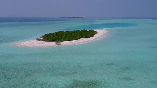 白沙背景的蓝绿色海洋对美丽海湾海滩生活方式的鸟瞰图视频