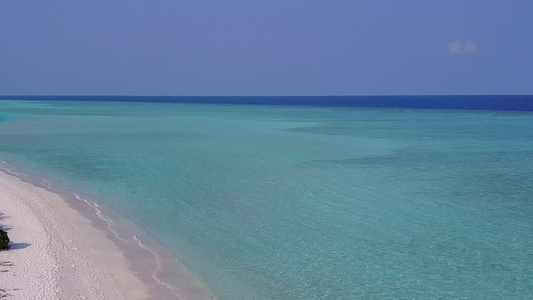 以清凉的环礁湖和白色沙子背景进行海岸海滩之行视频