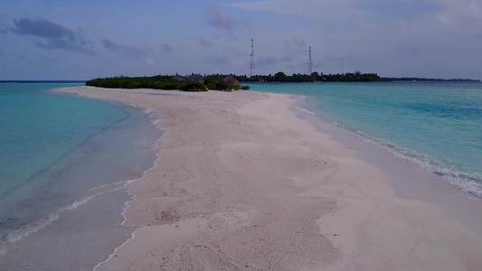 蓝水和白色沙沙底海洋旅游海滩度假的无人驾驶空中飞机视频