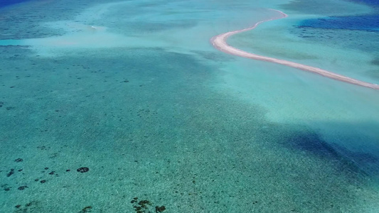 绿松石水和白沙背景下的豪华海岸海滩之旅的无人机景观视频