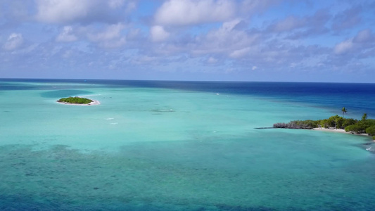 白沙底蓝水海滨探险的豪华海岸线旅游以白色沙子背景视频