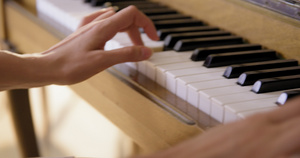 女人在弹钢琴14秒视频