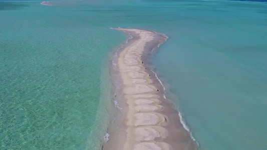 海滨海滩航行的美丽空中风景以清澈的海洋和白色沙尘背景视频