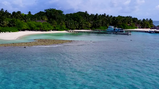 以浅海和清洁沙地背景为起点的完美岛屿海滩航程的空中视频