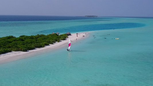 白沙背景蓝水完美泻湖海滩之旅的无人机空中风景视频