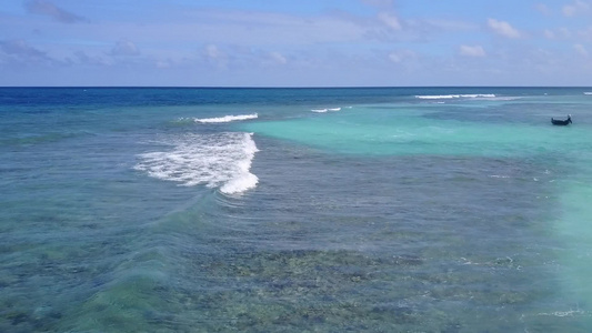 以透明有白色沙子背景的环礁湖为豪华海岸海滩航程进行视频