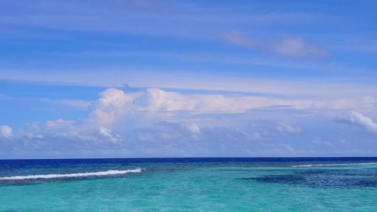热带岛屿海滩时间的无人空中驾驶飞机旅游以清清楚白的视频