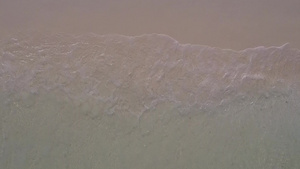 浅水白沙背景下美丽岸滩探险的无人机景观旅游11秒视频
