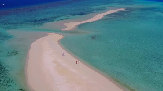 宁静的海岸线海滩的空中无人机视频