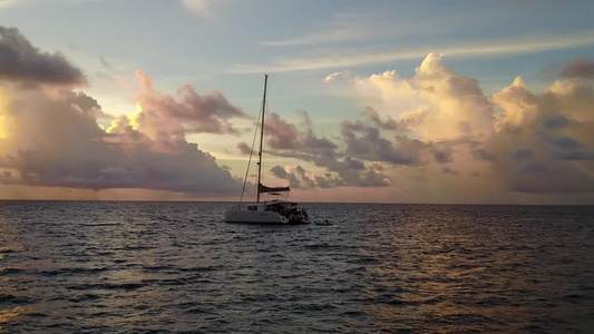 由具有浅沙背景的水蓝色环礁湖航行的宁静海岸线海滩抽象视频