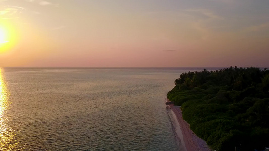 以清晰的环礁湖和明亮的沙滩背景为缓缓海岸海滩假日提供视频
