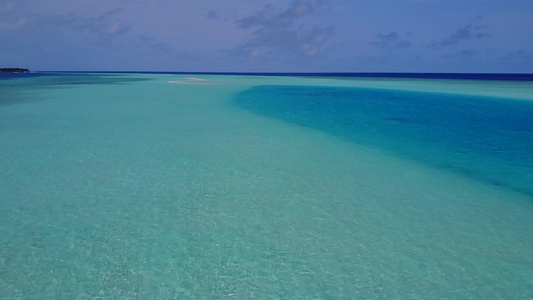 蓝海白沙背景下豪华度假村海滩度假的空中无人机旅行视频