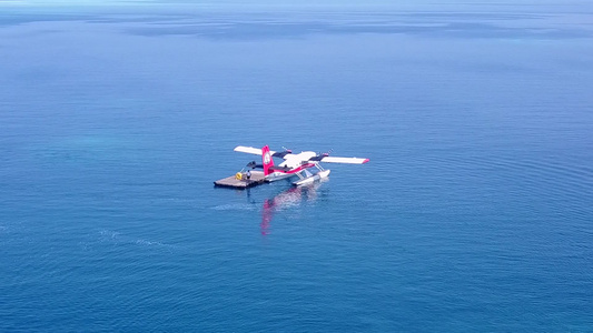 蓝海和白沙底蓝海的天堂度假胜地海滩时间空中无人驾驶视频