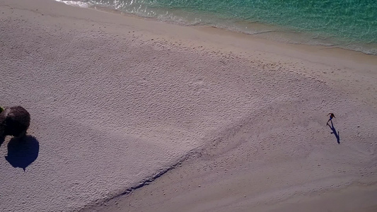 利用蓝绿水和白色沙子背景的蓝色绿水度度宁静的岛屿海滩视频