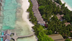 蓝环礁带白色沙子背景的蓝色环礁式无人驾驶飞机关于放松12秒视频