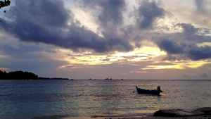 以蓝海和白沙背景打破海滩的热带海观飞行无人驾驶飞机10秒视频