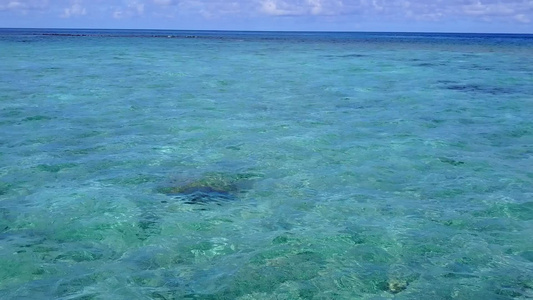 美丽的海湾海滩时间的空中旅行由蓝海和白沙底蓝海进行视频