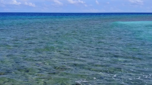 蓝绿海和干净的沙质背景下的热带海岸海滩探险无人机景观视频