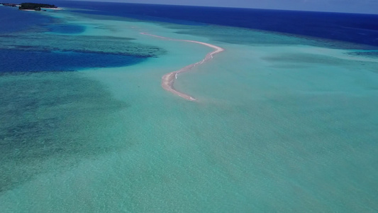 蓝水和白沙背景的旅游海滩视频