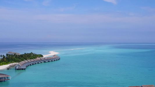 蓝海白沙背景田园诗般的海岛海滩之旅空中海景视频