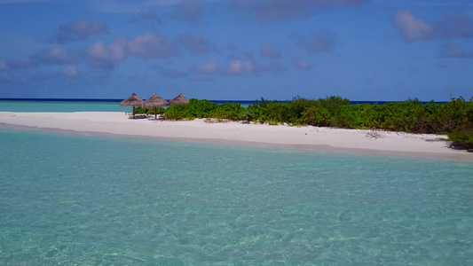 蓝海白沙背景下完美海景海滩生活方式的无人机空中质感视频