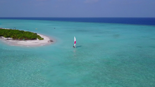 白色沙滩背景的水蓝色海洋中美丽海岸海滩时间的空中无人机视频