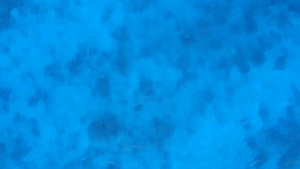 以蓝色环礁湖和白色沙滩背景为缓缓岛屿海滩时间的空观11秒视频