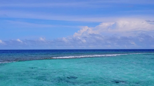 海底蓝海和白沙背景的海滨海滩生活方式的空中无人驾驶视频