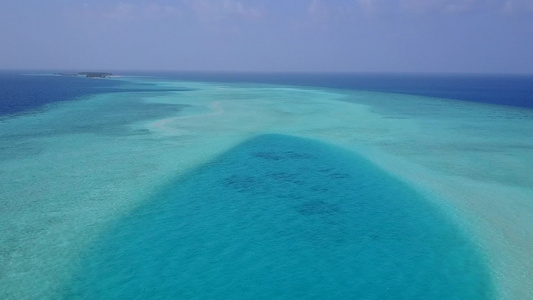 由白沙背景的绿松石环礁湖构成的海观海滩野生生物视频