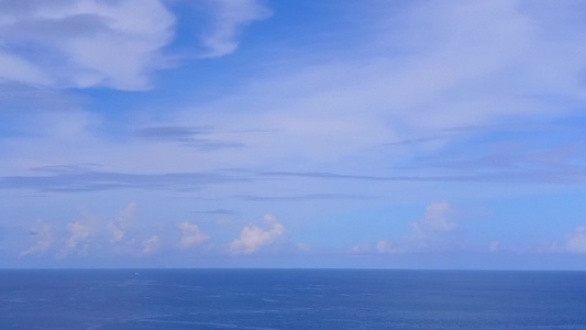 白沙背景的水蓝色海完美度假海滩之旅的空中无人机全景视频