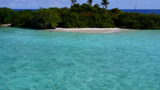 热带度假度假胜地海滩探险蓝环礁湖和白色沙滩背景的空中视频