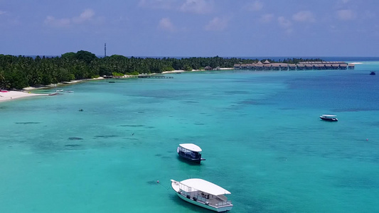 白沙底蓝绿色环礁湖航行的长边环礁湖海滩空中观视图案视频