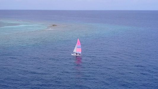 天堂海景海滩的空中无人机全景白沙背景的绿松石海视频