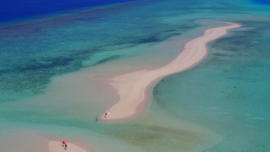 田园诗般的泻湖海滩旅程的空中无人机海景清澈的水和白色视频