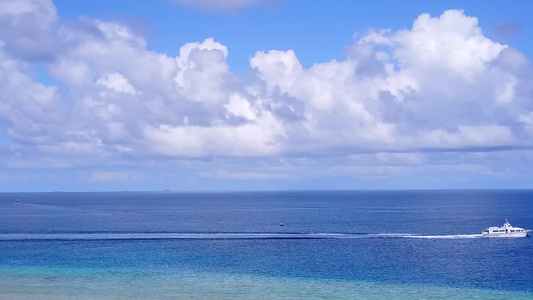 海洋泻湖海滩度假的无人机空中景观清澈的海水干净的沙质视频