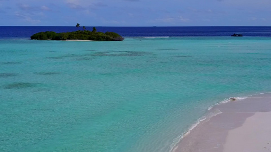 以白色沙滩背景的透明海路出海天堂岛海滩之天空视频