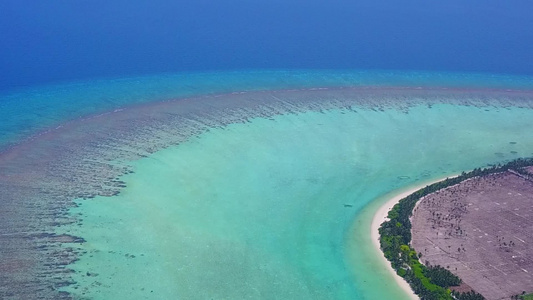 白沙背景蓝色泻湖完美海湾海滩度假的空中海景视频