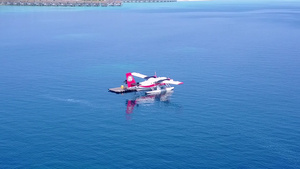 以浅海和白沙为背景的沿海岛屿海滩生活方式的空中无人驾驶12秒视频