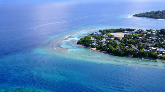 蓝色海洋和白色沙滩背景的海底环礁湖海滩假日的海景视频