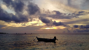 以透明有白沙背景的海洋为例观视美丽的海湾海滩度假海景9秒视频