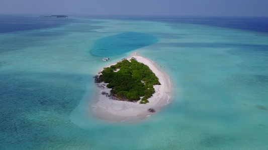 蓝色环礁湖和白色沙滩背景的美丽度假度假度假胜地野生视频