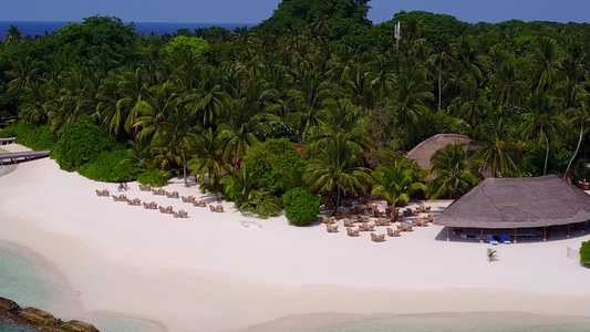蓝海白沙背景下异国情调海景海滩时间的无人机旅行视频
